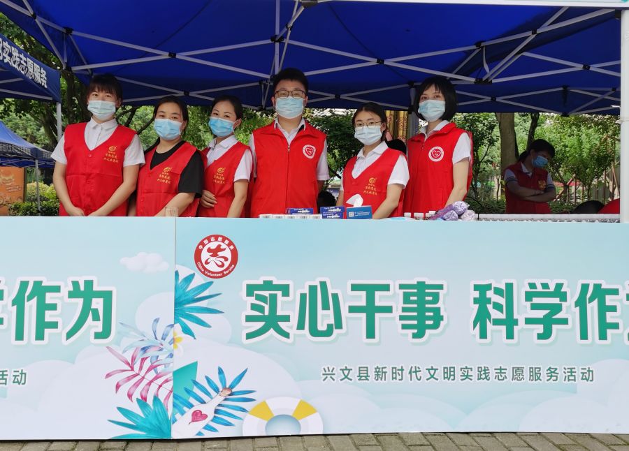 宜敘高速興文收費(fèi)站團(tuán)員青年在興文縣二中高考考點(diǎn)開展愛心助考志愿服務(wù)活動.jpg