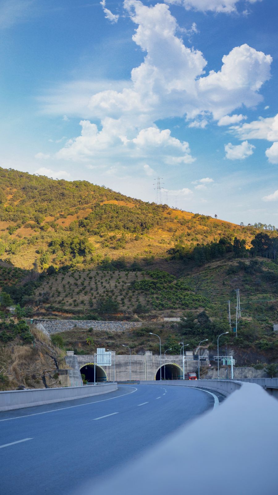攀大高速公路-寶鼎2號隧道全長8775m，最大埋深約647m，為雙向分離式越嶺隧道，位于四川省攀枝花市仁和區境內，2019年12月5日順利貫通，是攀枝花至大理高速（四川境）公路的控制工程。隧道穿越高瓦斯段落4383米、穿越含煤地層72層，全國罕見。該工程克服地質構造復雜，多次穿越煤層、采空區、斷層、瓦斯突出、涌水塌方等一系列重大施工難題，榮獲當時全國在建高速公路最長的瓦斯突出隧道、全國在建高速公路瓦斯突出.jpg