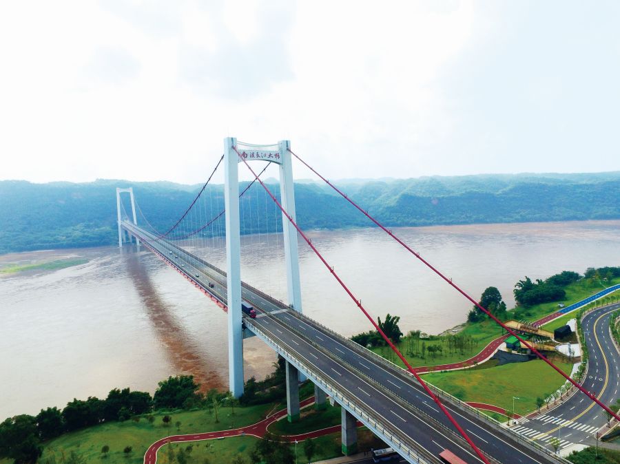 宜瀘高速南溪長江大橋位于四川省宜賓市南溪區(qū)，北端連接羅龍鎮(zhèn)，南端連接江南鎮(zhèn)，是宜瀘高速公路工程建設(shè)中最具影響力的特大型橋梁，是宜瀘高速公路的三大控制性工程之一。大橋為主跨820米的單跨鋼箱梁懸索橋，全橋長1295.89米。設(shè)計時速每小時80公里，設(shè)計寬27.5米，車行道24.5米雙向四車道，加2×1.5米人行道。.jpg