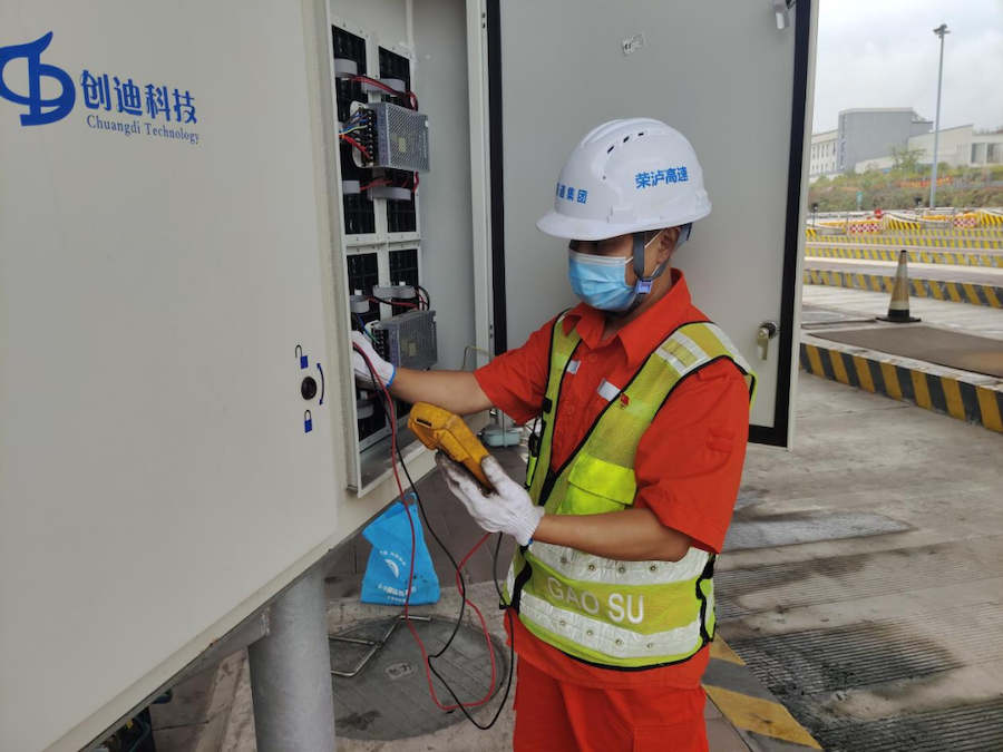 瀘渝公司機電維護隊黨員堅守崗位，維修綠色通道費額顯示器.png